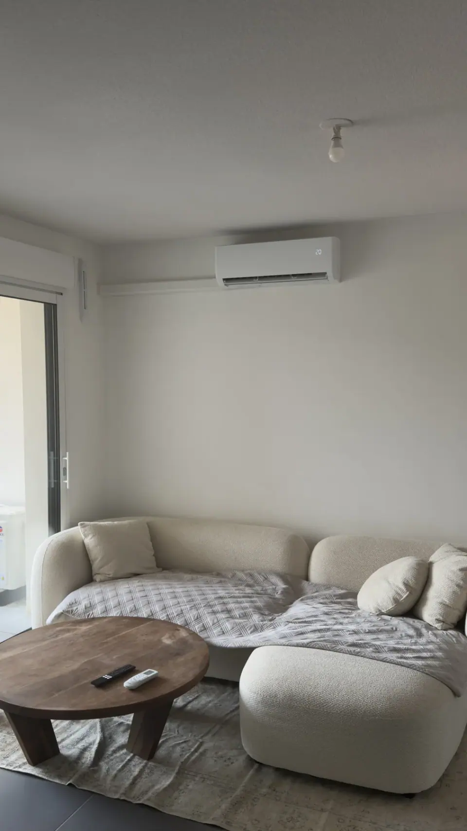 Climatisation murale installée dans un salon, réalisation AES SOCIÉTÉ