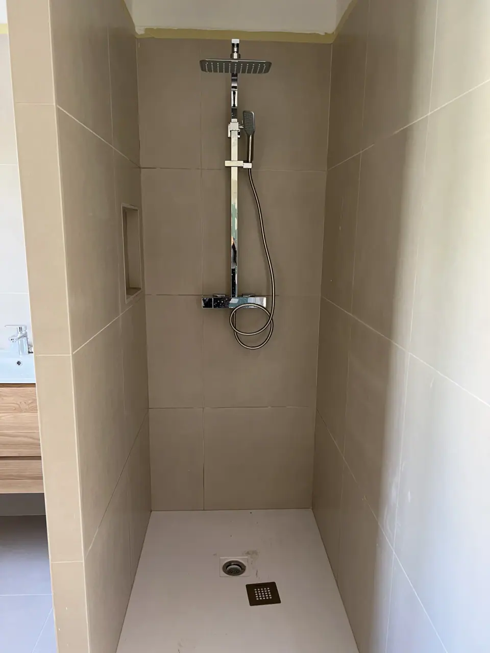 Colonne de douche noire — réalisation AES SOCIÉTÉ