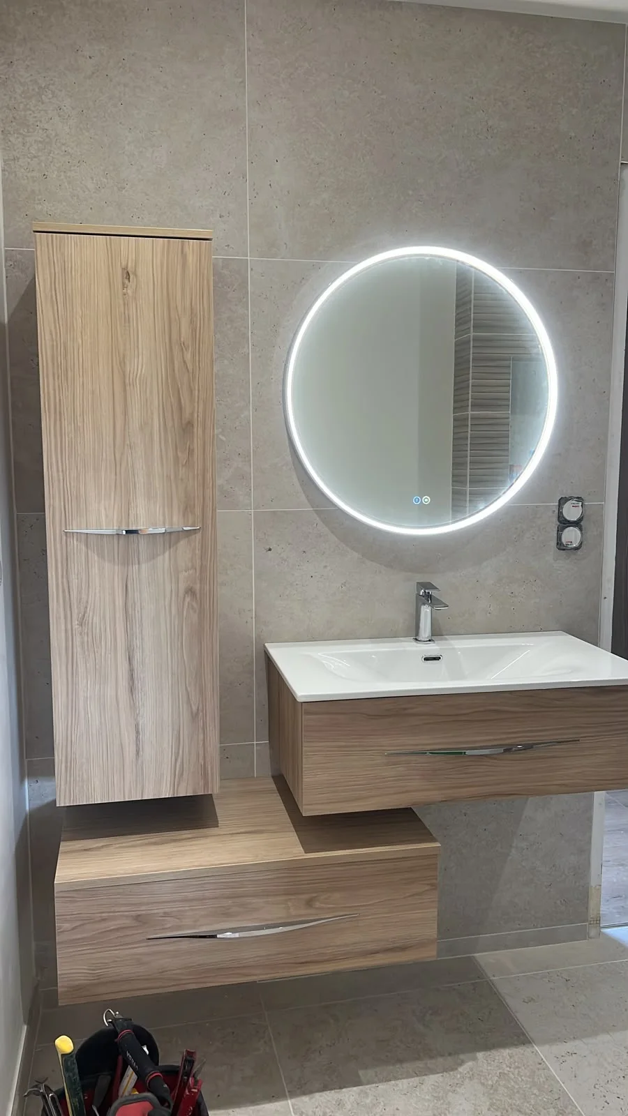 Salle de bains avec meuble vasque en bois et miroir lumineux